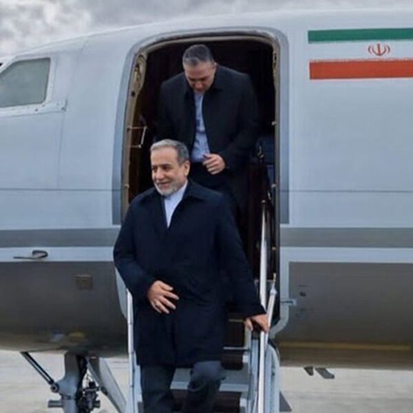 ইরানের পররাষ্ট্রমন্ত্রী পুতিনের সঙ্গে বৈঠক করতে সেন্ট পিটার্সবার্গে পৌঁছেছেন