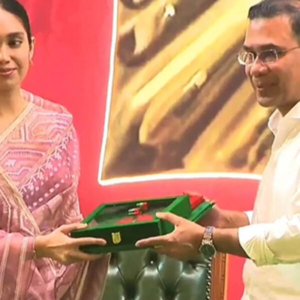 খালেদা জিয়ার স্বাধীনতা পুরস্কার গ্রহণ করলেন নাতনি জাইমা রহমান