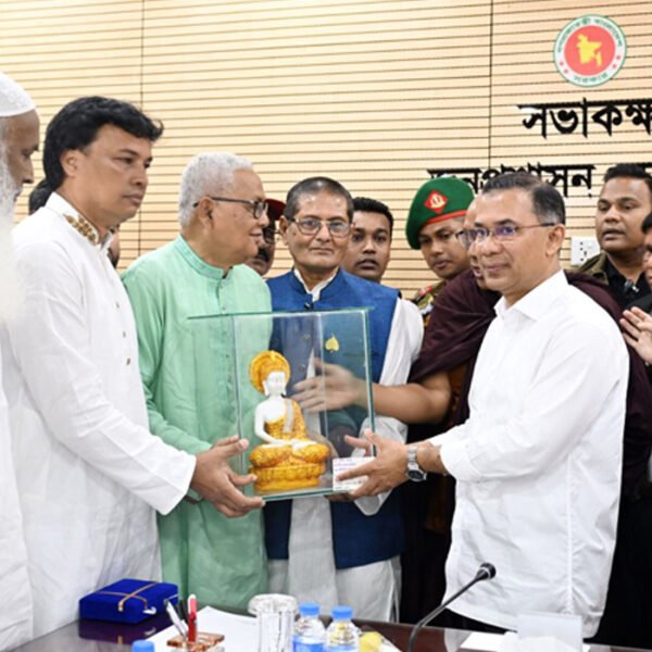 প্রধানমন্ত্রীর সঙ্গে বৌদ্ধ সম্প্রদায়ের নেতৃবৃন্দের শুভেচ্ছা বিনিময়