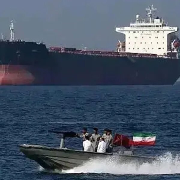 মার্কিন অবরোধের প্রতিবাদে আবারও হরমুজ প্রণালি বন্ধ করে দিল ইরান