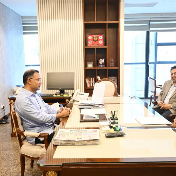 প্রধানমন্ত্রীর সঙ্গে টিআইবির নির্বাহী পরিচালকের সাক্ষাৎ