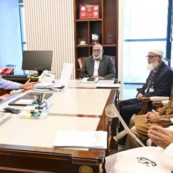 প্রধানমন্ত্রীর সঙ্গে ওয়াকফ প্রশাসক সাফিজ উদ্দিন আহমেদের সাক্ষাৎ