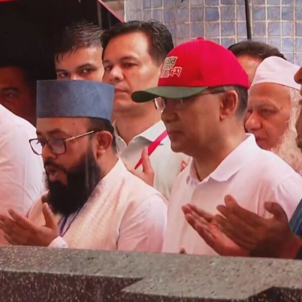 সিলেটে হজরত শাহজালাল (রহ.) এর মাজার জিয়ারত করেছেন প্রধানমন্ত্রী