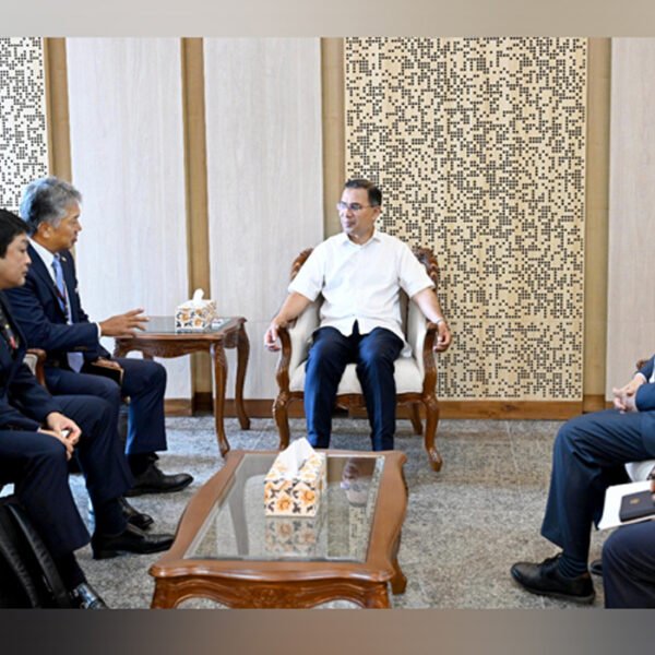 প্রধানমন্ত্রীর সঙ্গে জাপানের প্রতিনিধিদলের সাক্ষাৎ