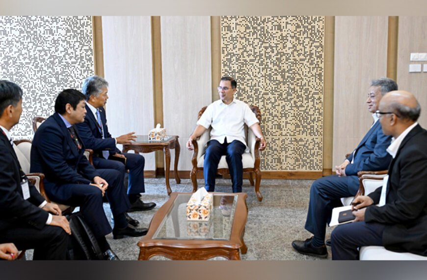প্রধানমন্ত্রীর সঙ্গে জাপানের প্রতিনিধিদলের সাক্ষাৎ