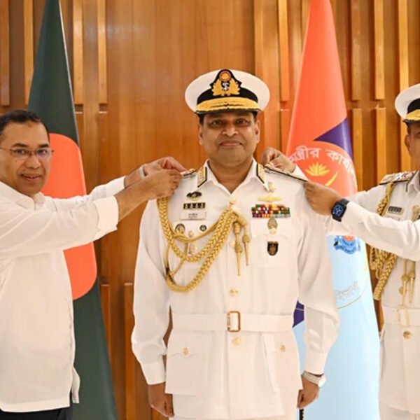 নবনিযুক্ত নৌপ্রধানকে র‌্যাঙ্ক ব্যাজ পরিয়ে দেন প্রধানমন্ত্রী