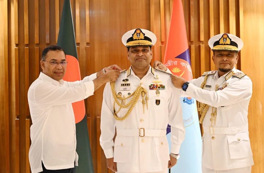 নবনিযুক্ত নৌপ্রধানকে র‌্যাঙ্ক ব্যাজ পরিয়ে দেন প্রধানমন্ত্রী