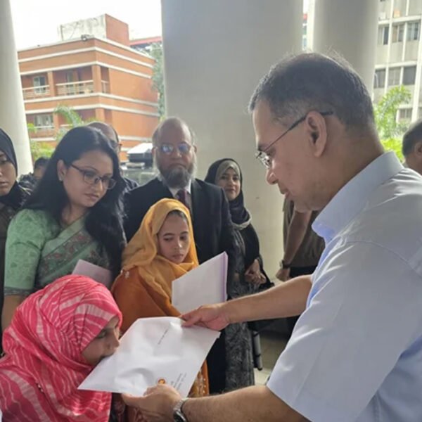 প্রতিবন্ধী ৩ ব্যক্তির হাতে নিয়োগপত্র তুলে দিলেন প্রধানমন্ত্রী