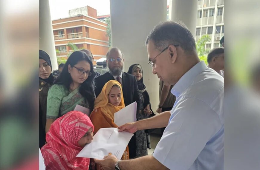 প্রতিবন্ধী ৩ ব্যক্তির হাতে নিয়োগপত্র তুলে দিলেন প্রধানমন্ত্রী