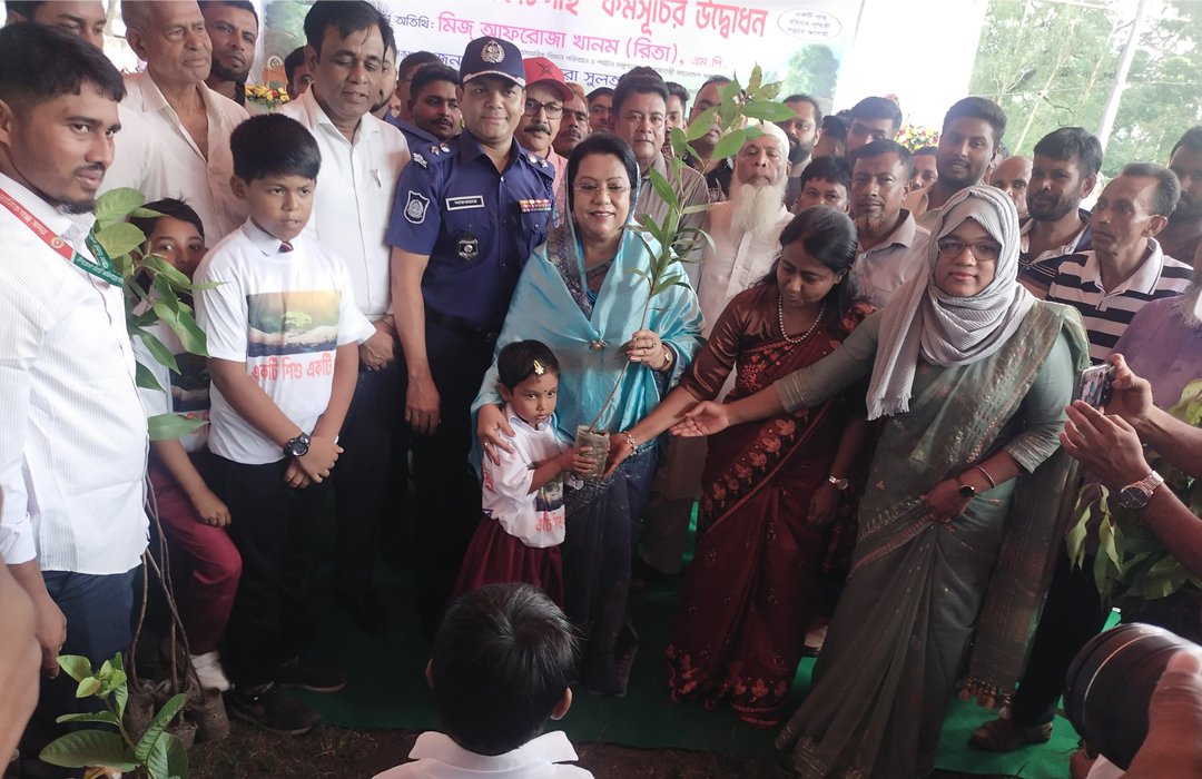 মানিকগঞ্জে “একটি শিশু, একটি গাছ” কর্মসূচির উদ্বোধন করলেন&hellip;