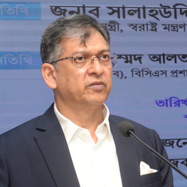রাজনৈতিক পক্ষপাতমুক্ত থেকে দেশপ্রেম ও সততার সাথে সরকারি কর্মচারীদের দায়িত্ব পালন করতে হবে- স্বরাষ্ট্রমন্ত্রী