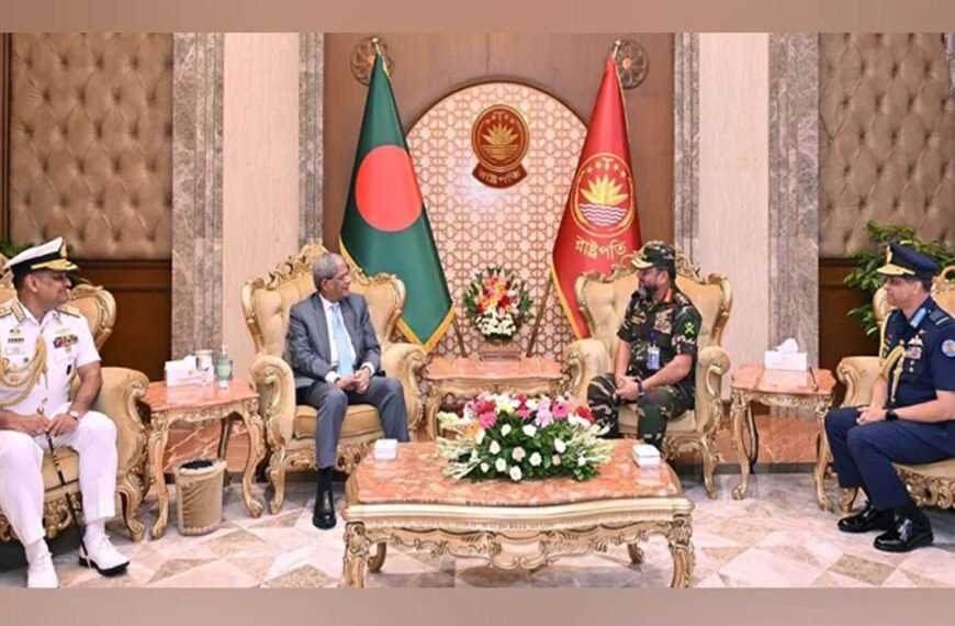 রাষ্ট্রপতির সঙ্গে তিন বাহিনীর প্রধানগণের সৌজন্য সাক্ষাৎ