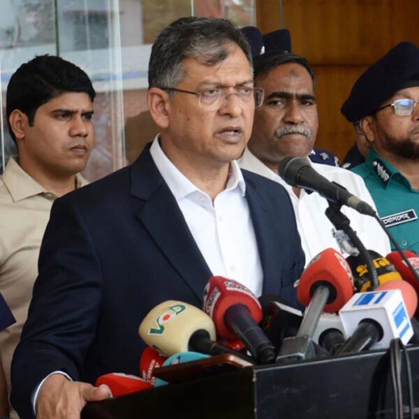 অবৈধ অস্ত্র উদ্ধারে বিশেষ ইউনিট গঠন, তথ্য দিলে ২ লাখ টাকা পুরস্কার ঘোষণা স্বরাষ্ট্রমন্ত্রীর