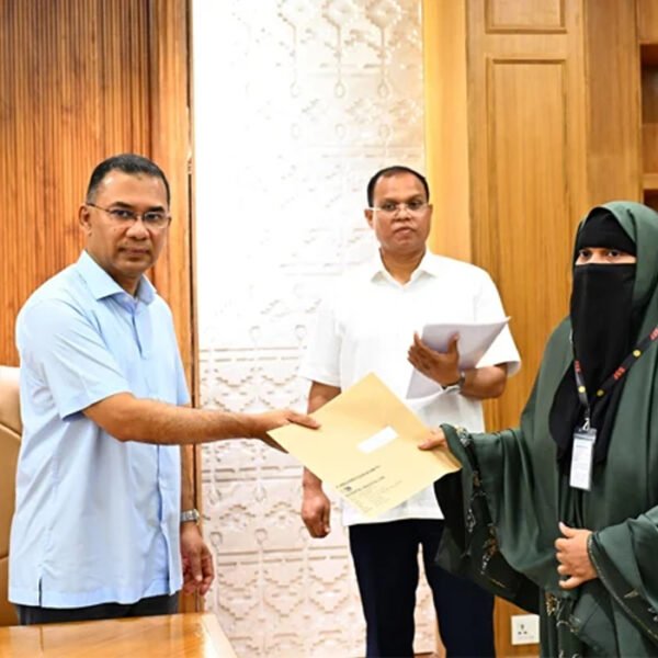 জুলাইয়ের শহীদ ও আহত ১০ ব্যক্তির পরিবারের সদস্যদের হাতে চাকরির নিয়োগপত্র তুলে দিয়েছেন প্রধানমন্ত্রী