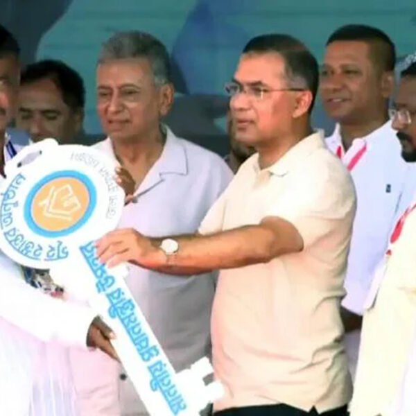 বাঁশখালীতে বন্যায় ক্ষতিগ্রস্তদের হাতে ঘরের চাবি তুলে দিলেন প্রধানমন্ত্রী