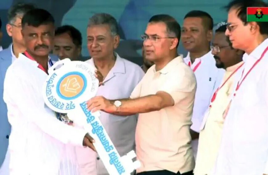 বাঁশখালীতে বন্যায় ক্ষতিগ্রস্তদের হাতে ঘরের চাবি তুলে দিলেন&hellip;