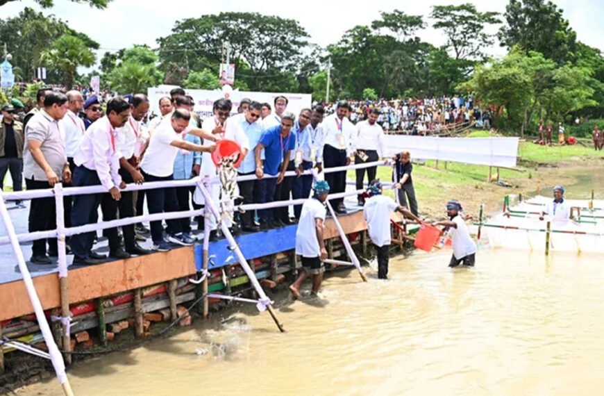ব্রহ্মপুত্র নদে মাছের পোনা অবমুক্ত করলেন প্রধানমন্ত্রী