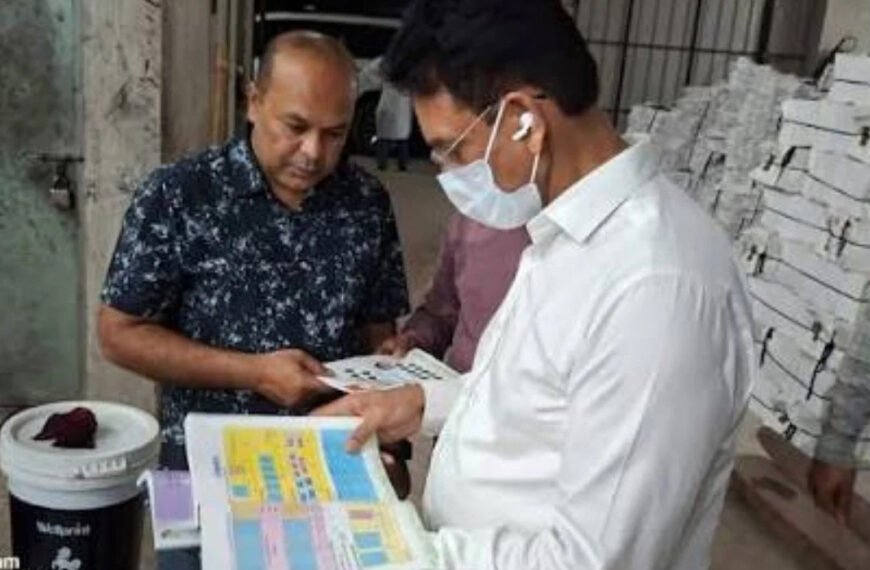 মধ্যরাতে ছাপাখানায় শিক্ষামন্ত্রী, যাচাই করলেন বইয়ের মান