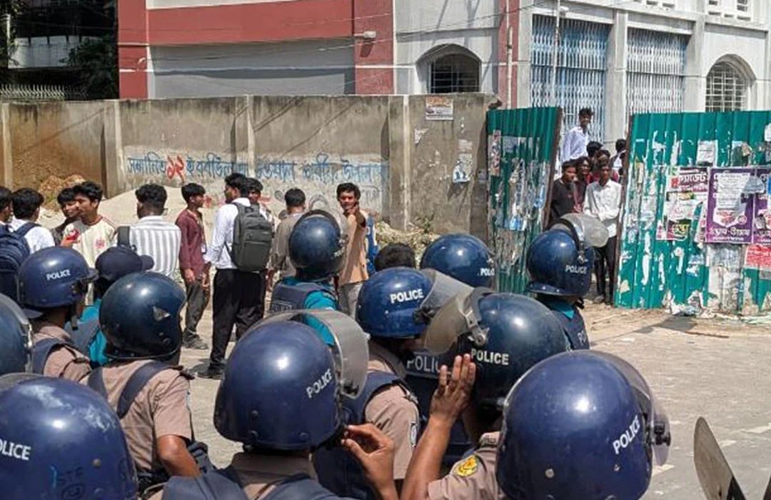 সাইন্সল্যাবে ঢাকা কলেজ–আইডিয়াল কলেজ শিক্ষার্থীদের সংঘর্ষ, যান চলাচলে বিঘ্ন
