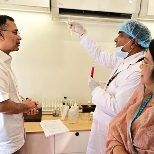 নিরাপদ খাদ্য পরীক্ষার ভ্রাম্যমাণ ল্যাব পরিদর্শন করলেন প্রধানমন্ত্রী