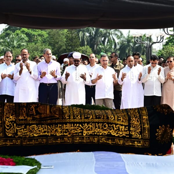 বিএনপি নেতা সালাহউদ্দিন আহমেদের জানাজায় অংশ নিয়েছেন প্রধানমন্ত্রী