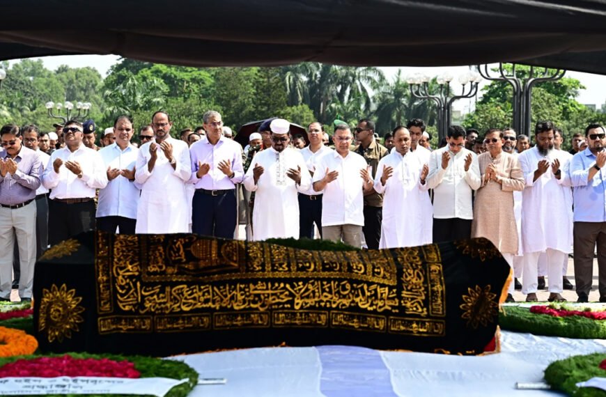 বিএনপি নেতা সালাহউদ্দিন আহমেদের জানাজায় অংশ নিয়েছেন প্রধানমন্ত্রী